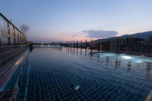 2 outdoor pools, pool umbrellas, sun loungers - Stay with Nimman Chiang Mai (Chiang Mai)