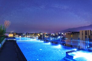 2 piscinas al aire libre, sombrillas, sillones reclinables de piscina