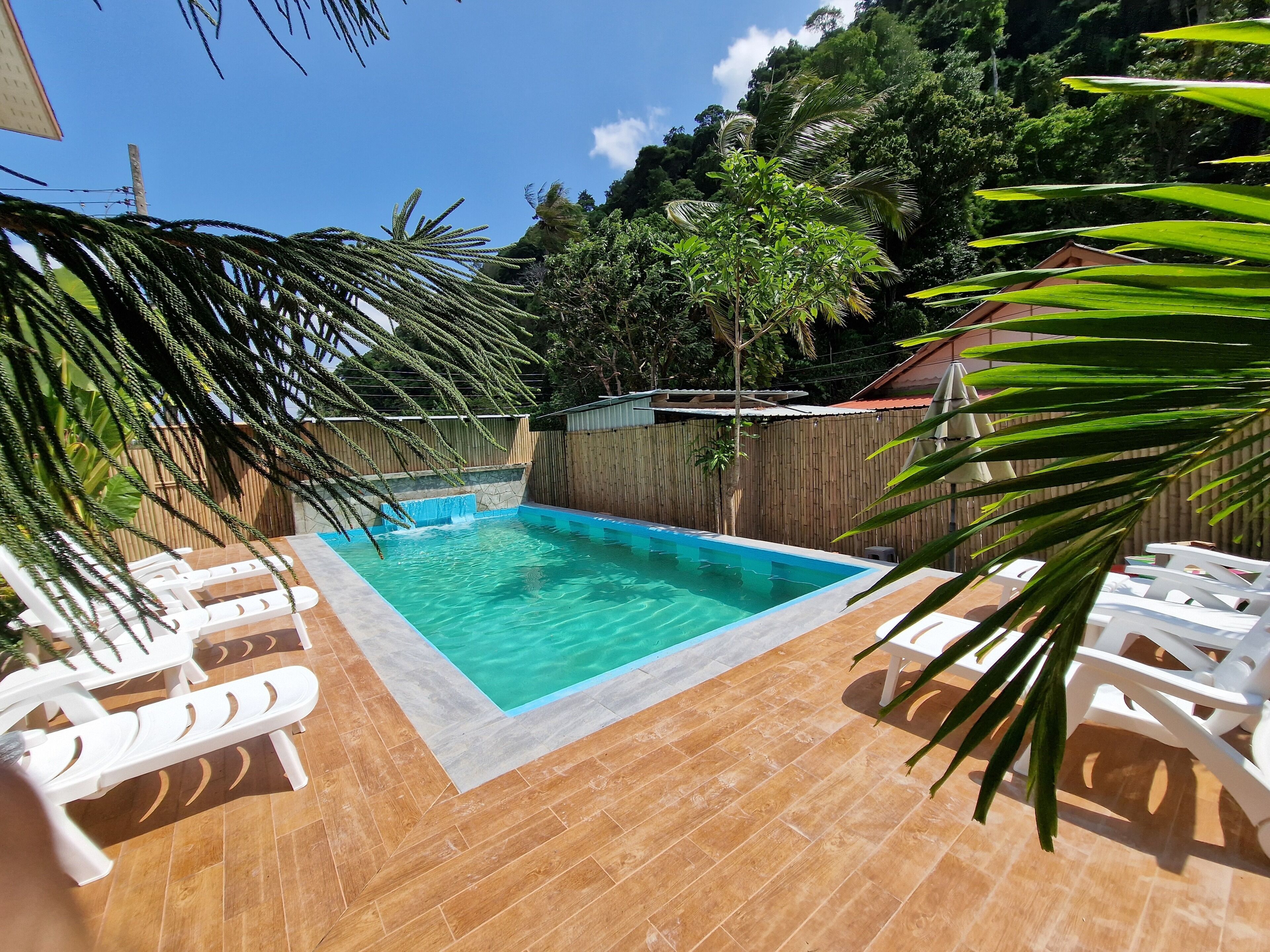 Una piscina al aire libre de temporada