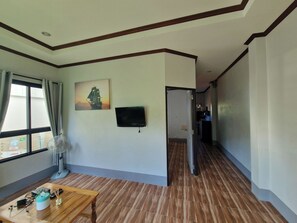 Apartamento Deluxe | Zona de estar | Una televisión