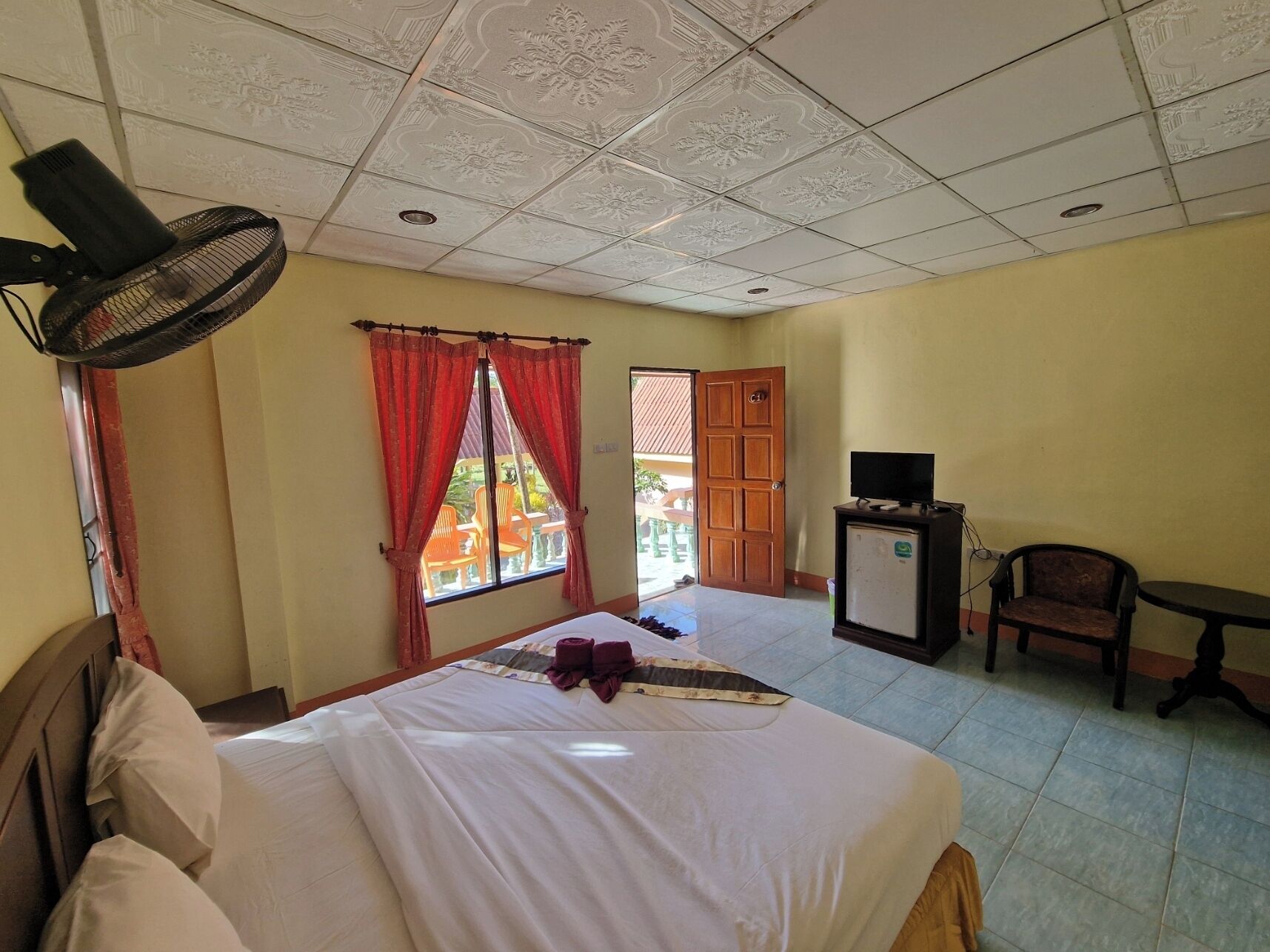 Escriptori, espai de treball apte per a portàtils i wifi gratuïta 