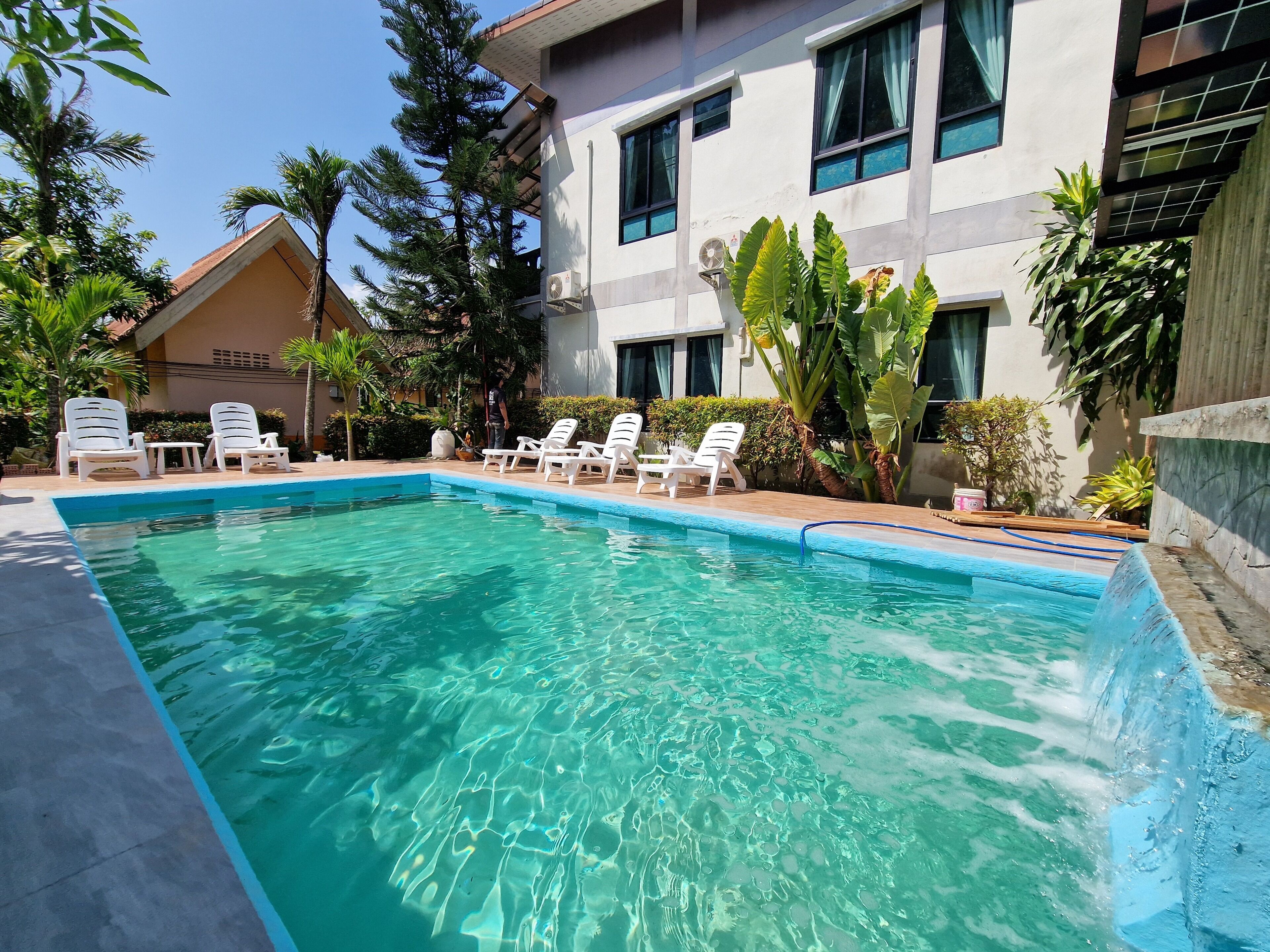 Una piscina al aire libre de temporada