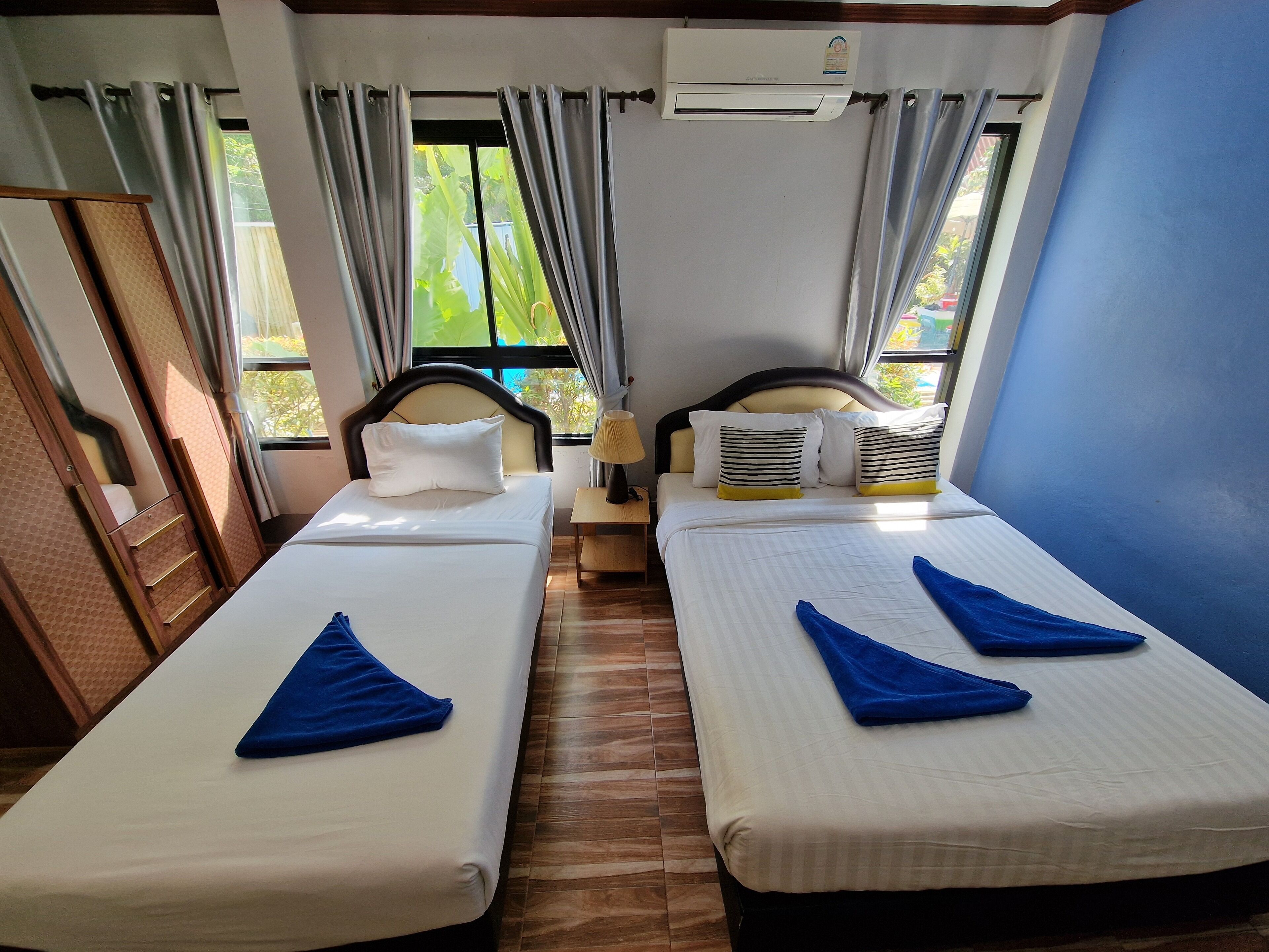 Apartamento Deluxe, varias camas, acceso a la piscina, planta baja | Escritorio, espacio para trabajar con un portátil, wifi gratis