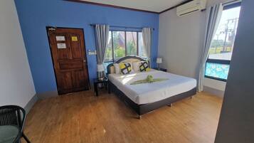 Escritorio, espacio para trabajar con laptop y wifi gratis