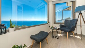 Villa, 3 soverom, sjøutsikt | Oppholdsområde | En 49-tommers Flatskjerm-TV med kabel-kanaler samt TV og peis