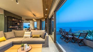 Villa, 3 camere da letto, vista mare | Area soggiorno | TV a schermo piatto 49 pollici con canali via cavo, TV, caminetto