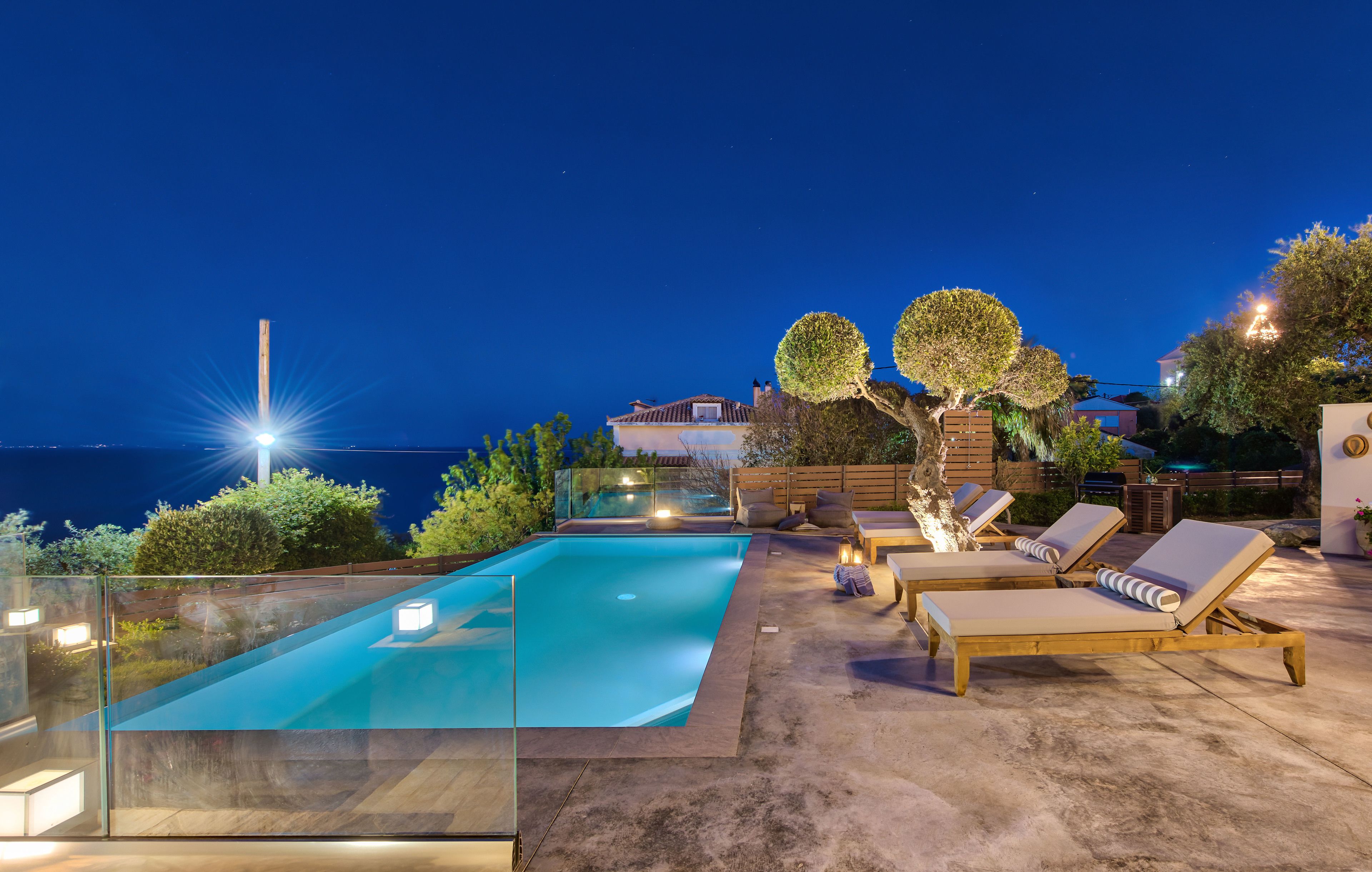 Una piscina al aire libre de temporada, una piscina con cascada
