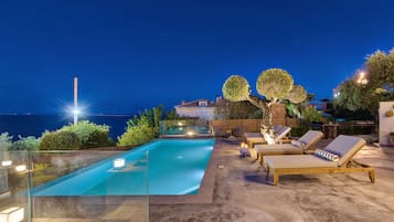 Una piscina al aire libre de temporada, una piscina con cascada