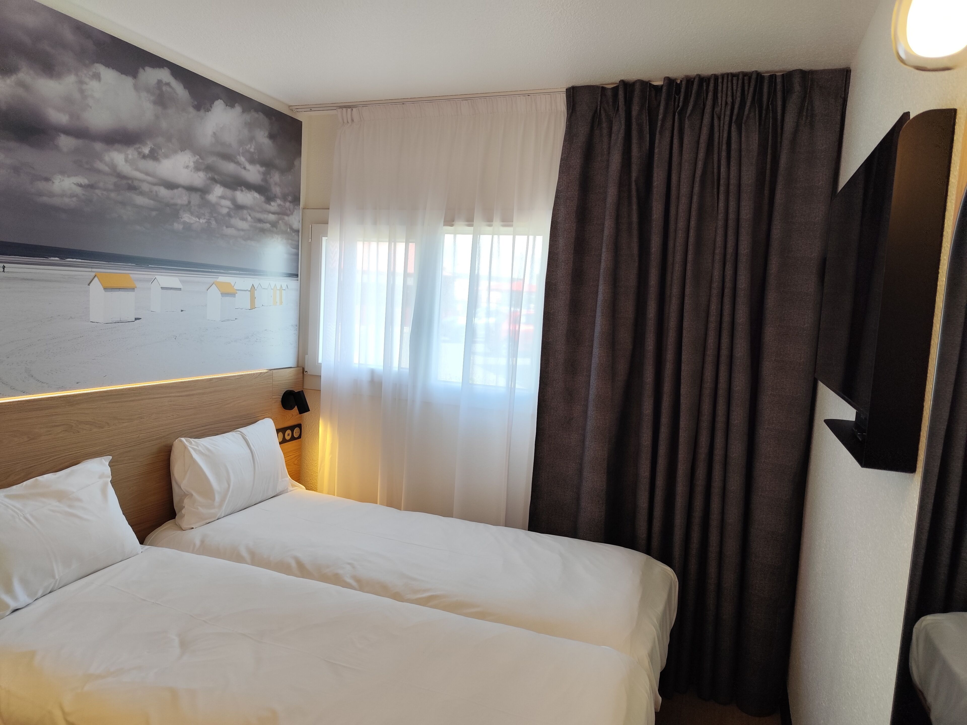 Habitación con 2 camas individuales | Escritorio, cortinas blackout, wifi gratis y ropa de cama 