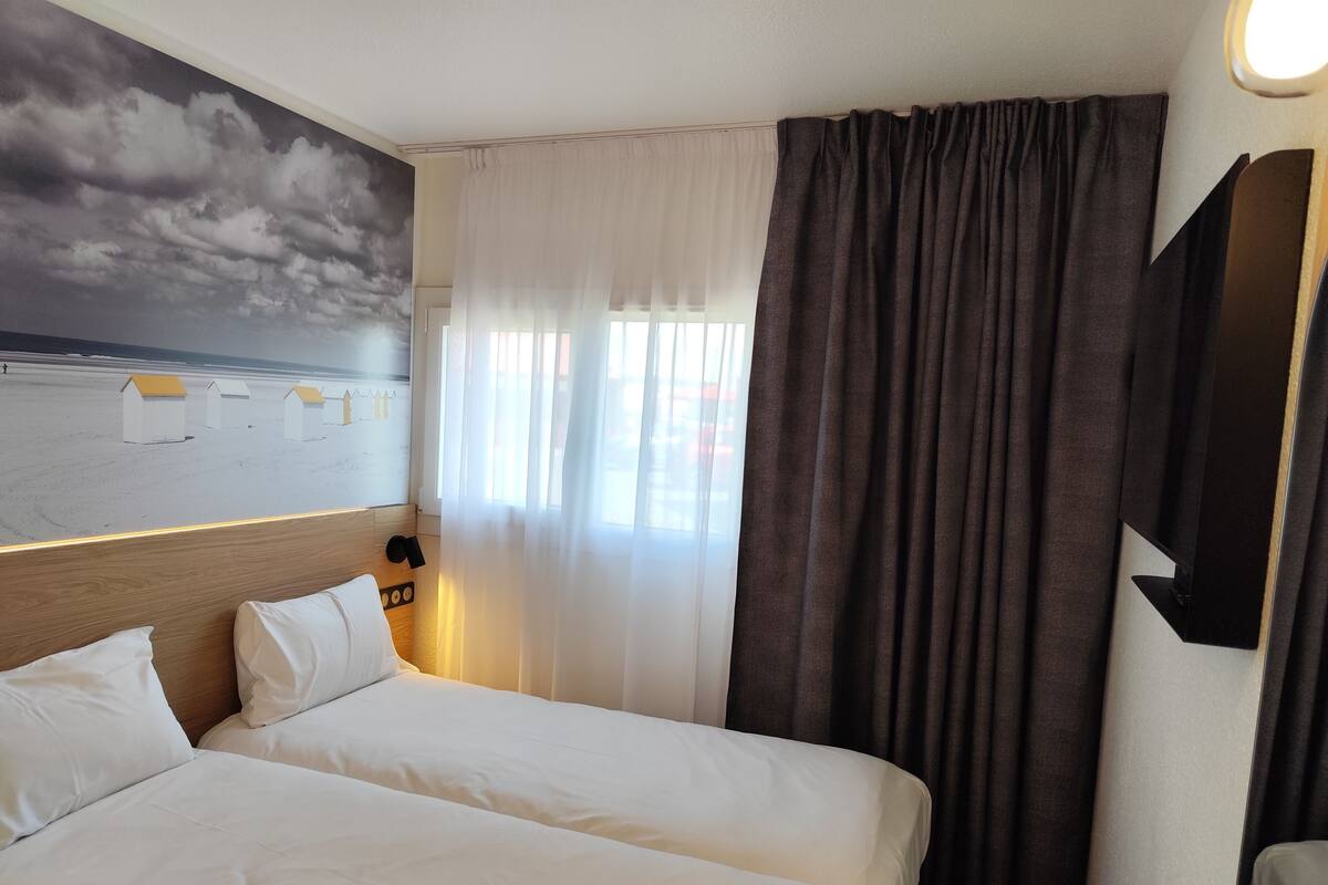 Bureau, rideaux occultants, Wi-Fi gratuit, draps fournis