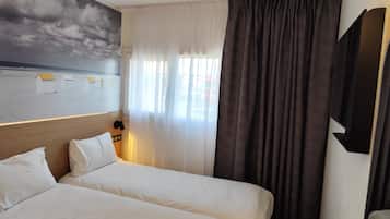 Habitación con 2 camas individuales | Escritorio, cortinas blackout, wifi gratis y ropa de cama