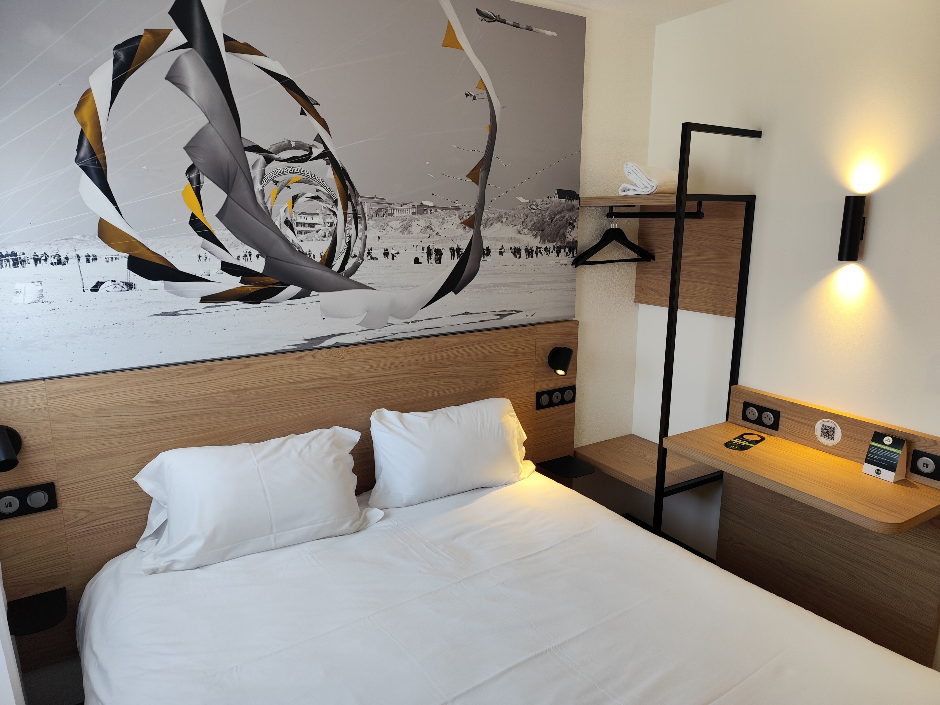 Escritorio, cortinas blackout, wifi gratis y ropa de cama 