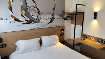 Escritorio, cortinas blackout, wifi gratis y ropa de cama