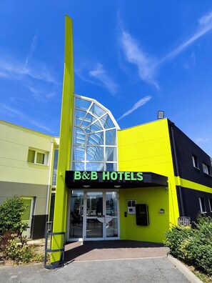 A B&B hotel with a modern glass facade and a bright yellow exterior. - B&B HOTEL Berck-sur-Mer Rang-du-Fliers (Rang-du-Fliers)