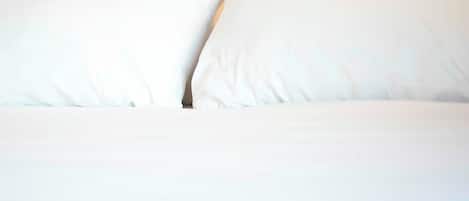 Escritorio, cortinas opacas, wifi gratis y ropa de cama
