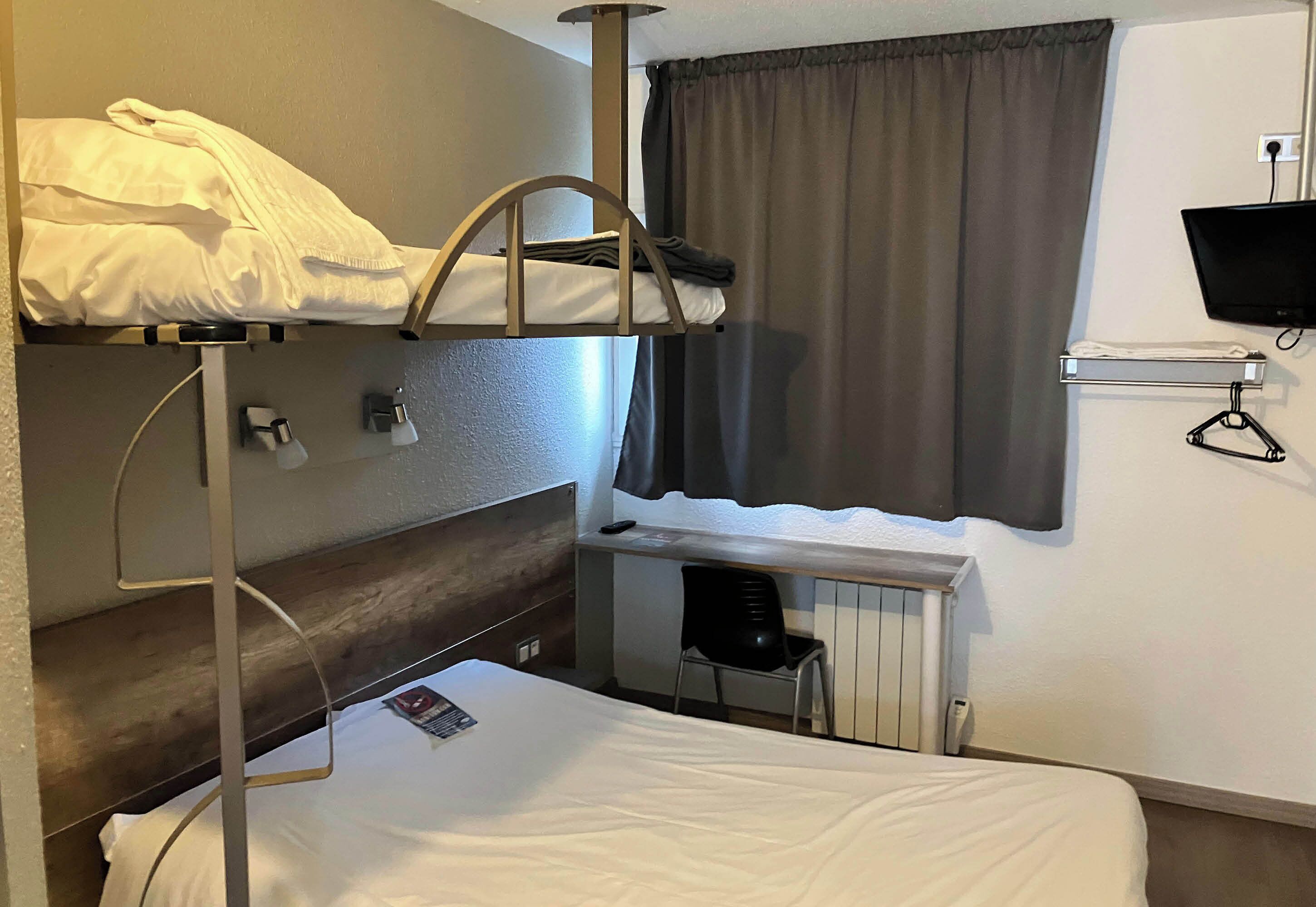 Habitación triple, no fumadores | Escritorio, cortinas opacas, wifi gratis y ropa de cama