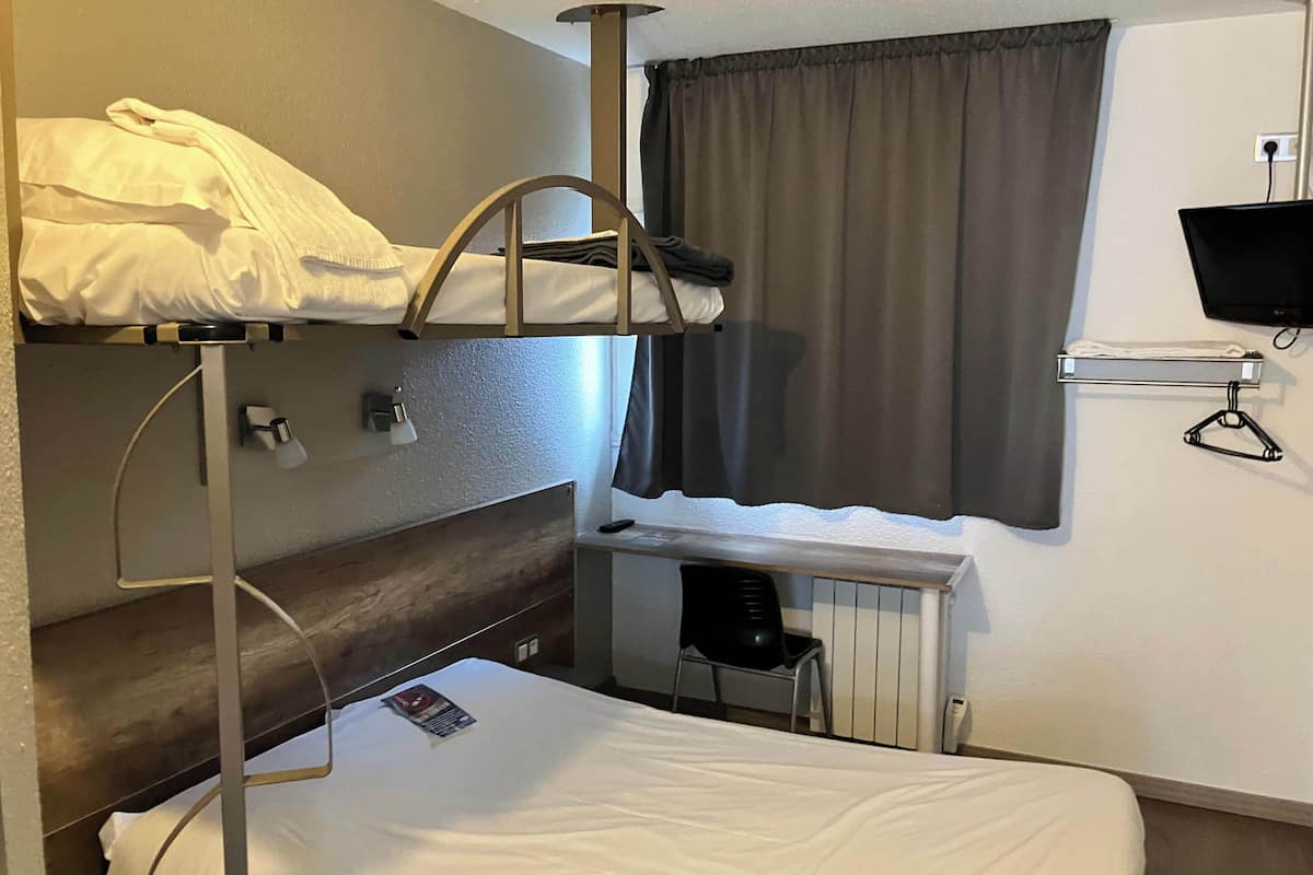 Triple Room, Non Smoking | Desk, blackout drapes, free WiFi, bed sheets