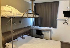 Habitación triple, no fumadores | Escritorio, cortinas opacas, wifi gratis y ropa de cama