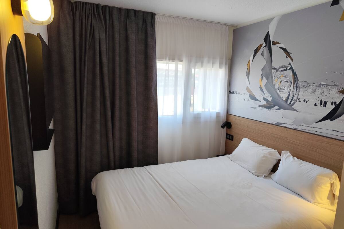 Bureau, rideaux occultants, Wi-Fi gratuit, draps fournis