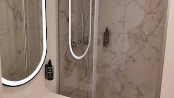 Regadera, toallas, jabón, shampoo