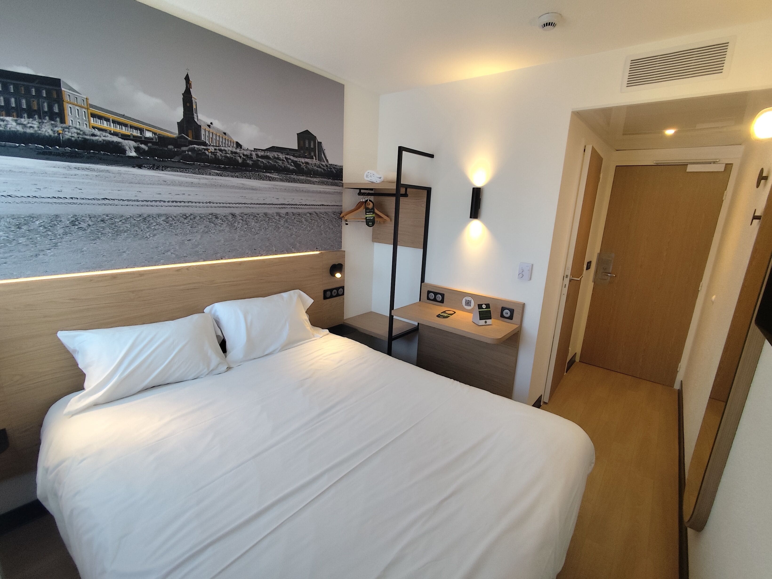 Escritorio, cortinas blackout, wifi gratis y ropa de cama 