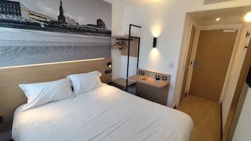 Escritorio, cortinas blackout, wifi gratis y ropa de cama