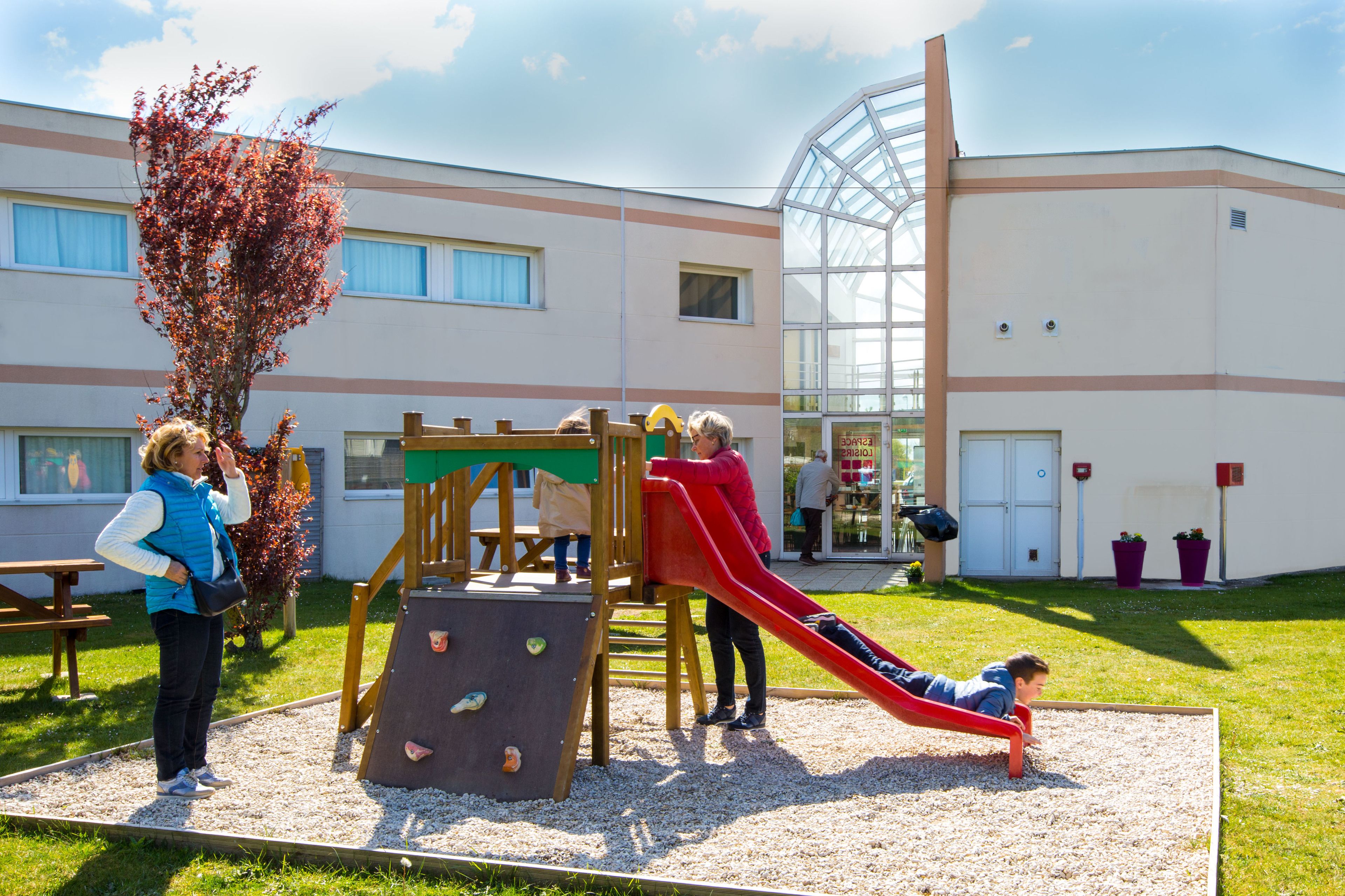 منطقة لعب الأطفال - خارجية