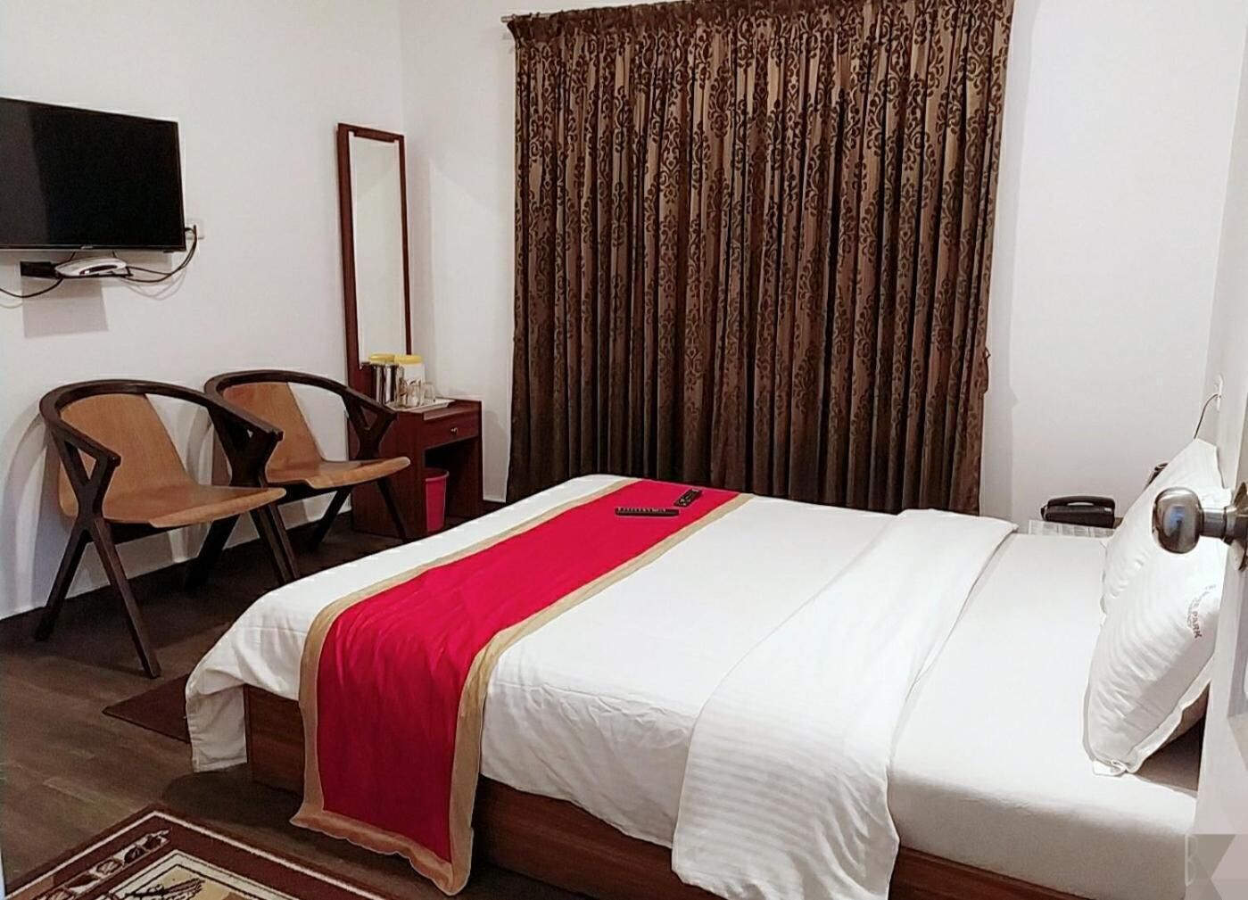 Desk, soundproofing, rollaway beds, free WiFi