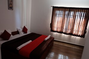 Desk, soundproofing, rollaway beds, free WiFi - Rose Park Residency (Ootacamund)