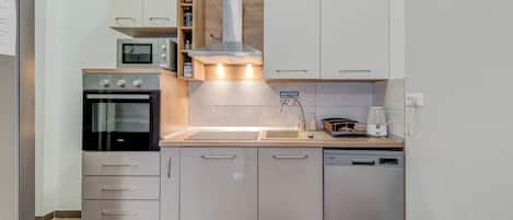 Grand réfrigérateur, micro-ondes, four, plaque de cuisson