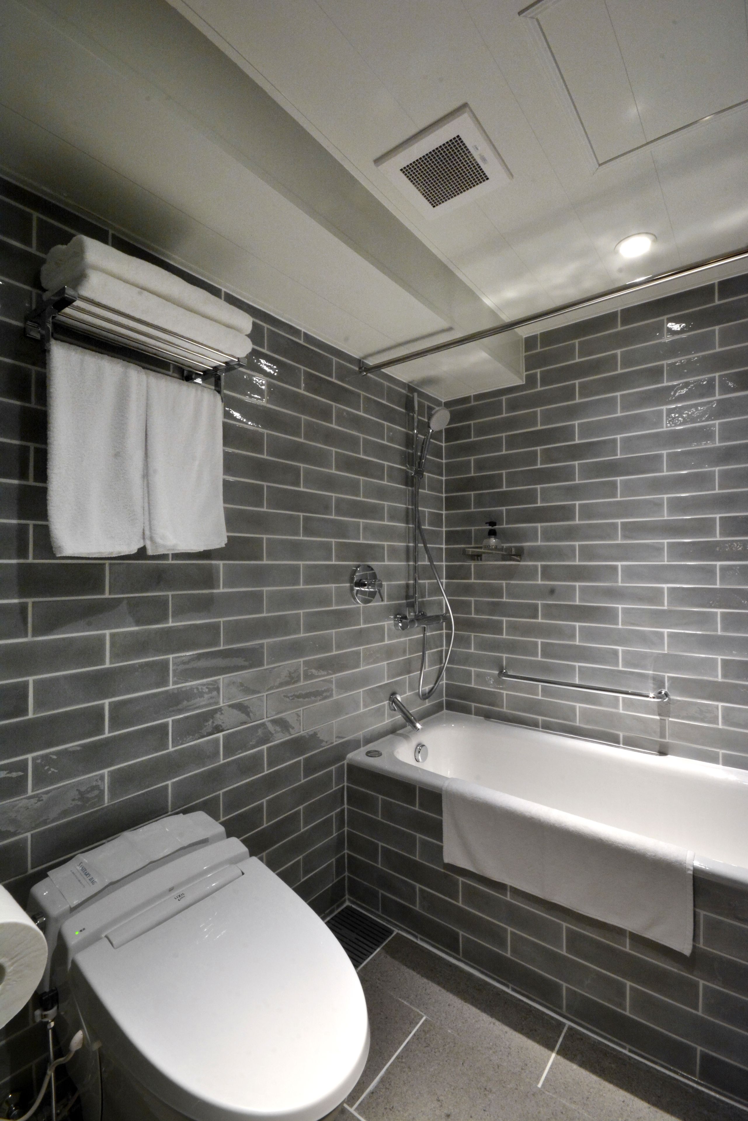 combined shower/bathtub, free toiletries, hair dryer, slippers