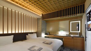 A hotel room with a large bed, a desk with a chair, a bathroom with a sink and mirror, and a wooden ceiling. - Hotel Hillarys Akasaka (Tokyo)