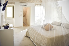 Minibar, desk, free WiFi, bed sheets
