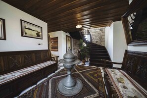 Lobby sitting area - Tas Konak Hotel (Ayvalik)