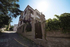 Front of property - Tas Konak Hotel (Ayvalik)