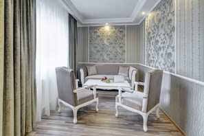 Executive Suite | Living room | 32-inch flat-screen TV with satellite channels, TV - Boutique Hotel Diama (Mratin)