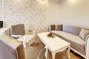 Dobbeltrom – deluxe | Oppholdsområde | En 32-tommers Flatskjerm-TV med Parabol-TV samt TV