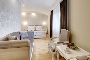 Dobbeltrom – deluxe | Oppholdsområde | En 32-tommers Flatskjerm-TV med Parabol-TV samt TV