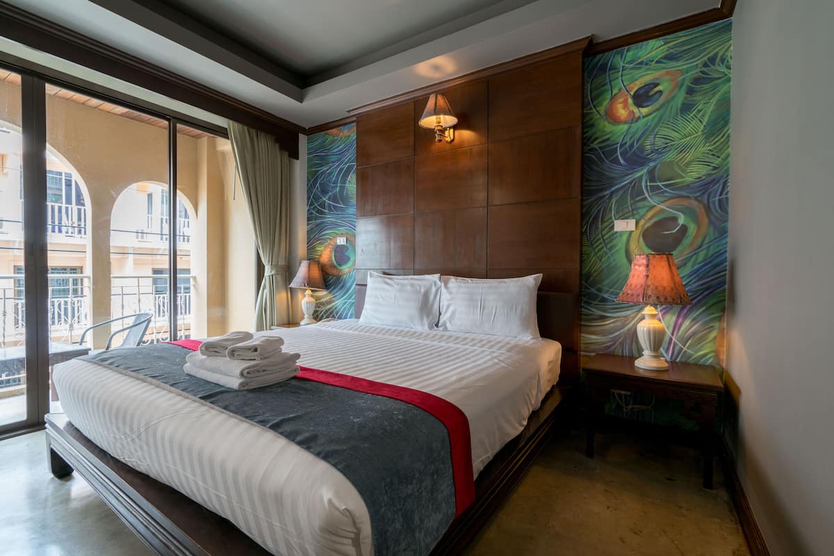 Kamar Double | 1 kamar tidur, brankas, meja kerja, dan tirai kedap cahaya