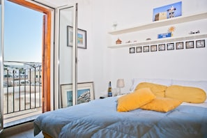 Premium bedding, minibar, bed sheets