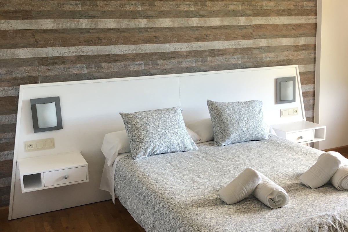 deluxe double room, mountain view | in-room dining