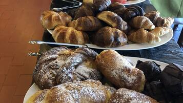Daily continental breakfast (EUR 8 per person)