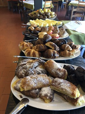 Breakfast buffet - Hotel Rural Porta Coeli (San Miguel del Robledo)