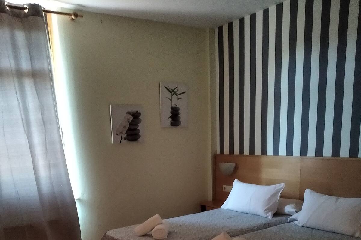 Doppelzimmer | Schreibtisch, Babybetten, kostenloses WLAN