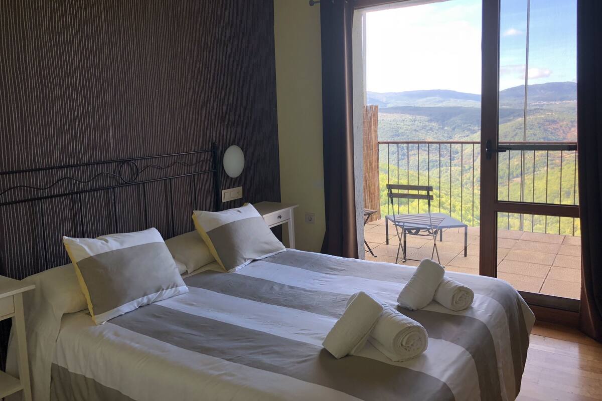 Doppelzimmer, Terrasse, Bergblick | Schreibtisch, Babybetten, kostenloses WLAN
