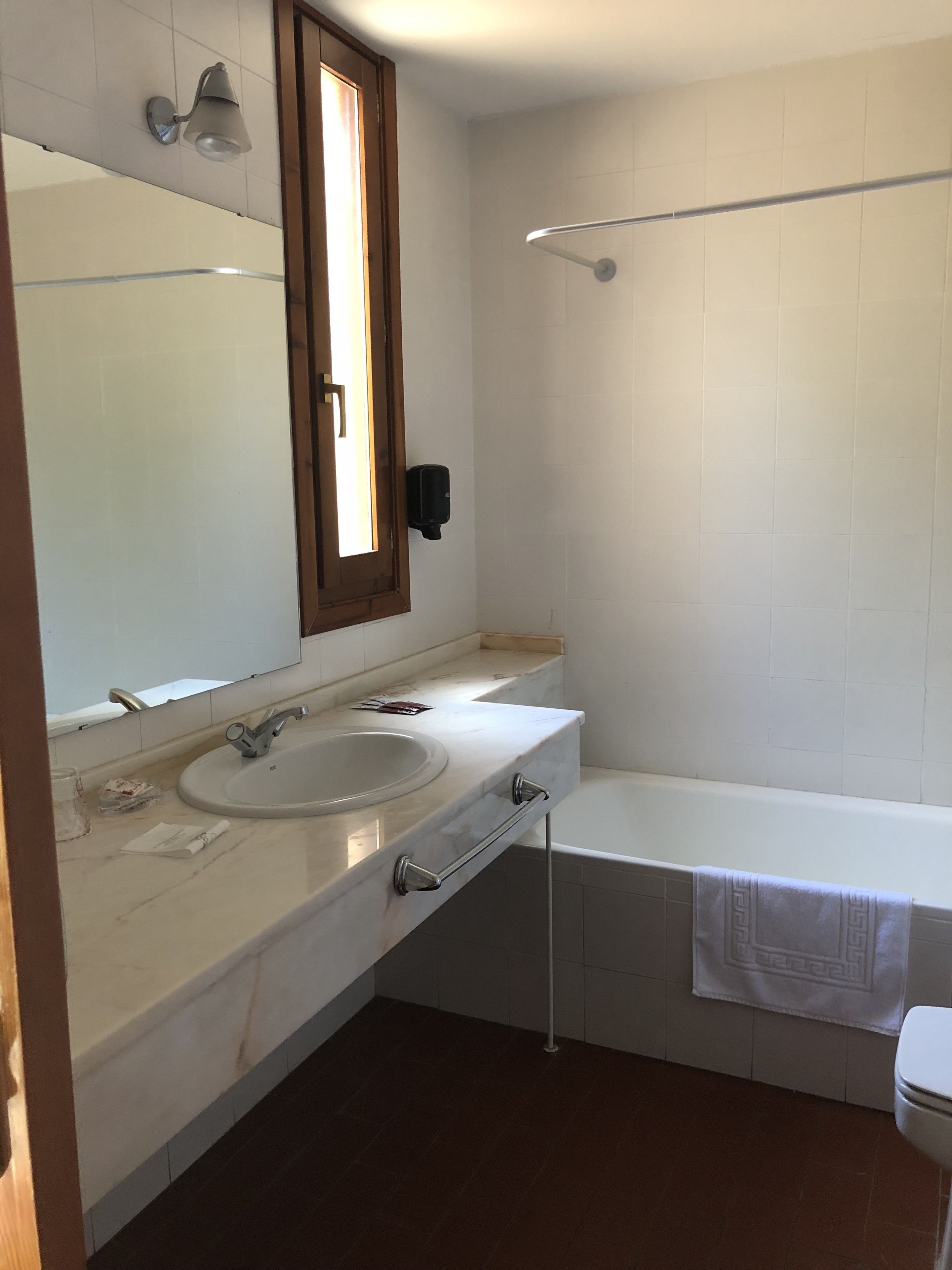 standard double room | bathroom | bathtub, free toiletries, hair dryer, bidet