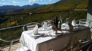 Petit déjeuner et déjeuner servis sur place, spécialités Cuisine locale