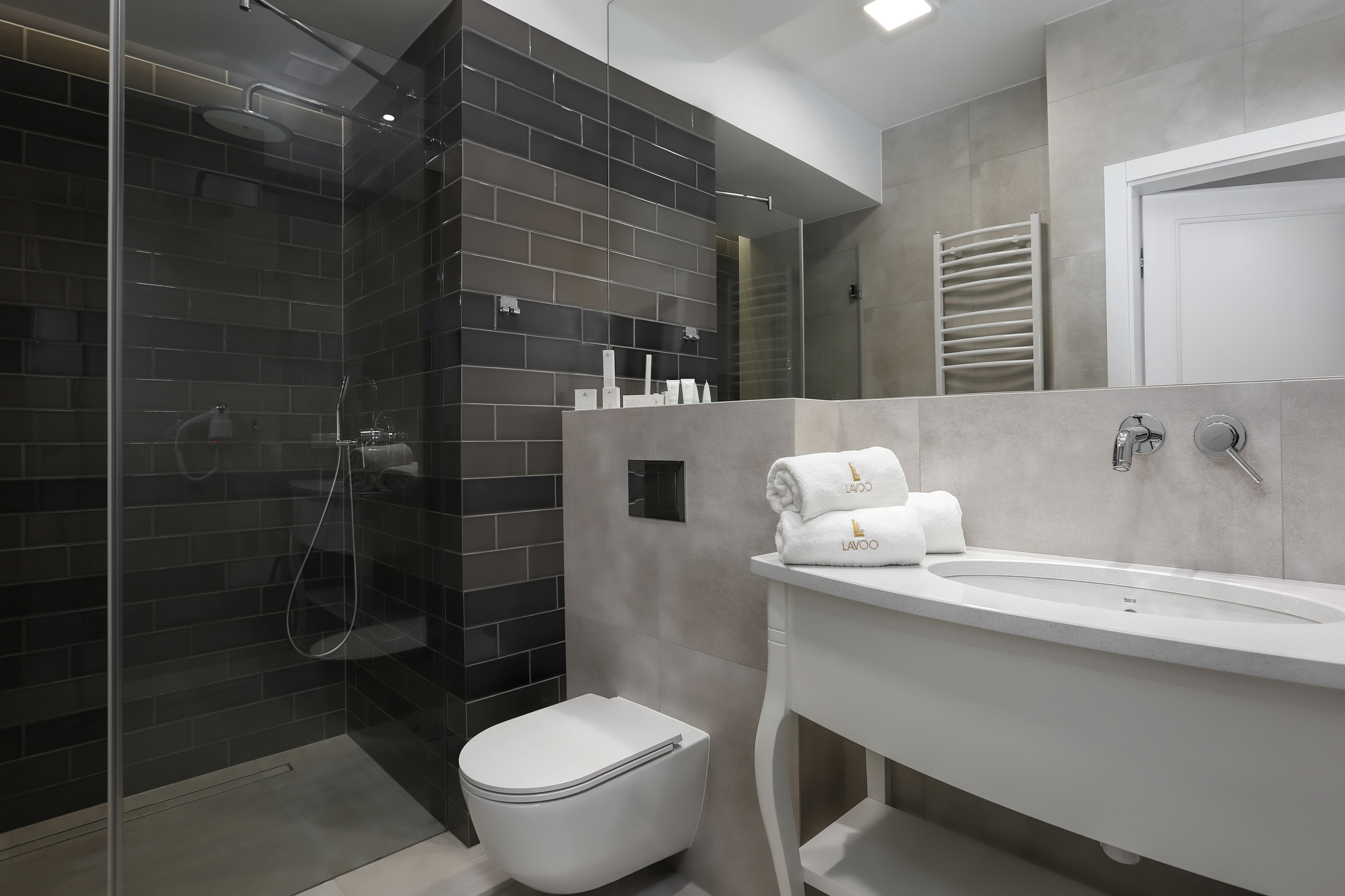 Shower, rainfall showerhead, free toiletries, hair dryer
