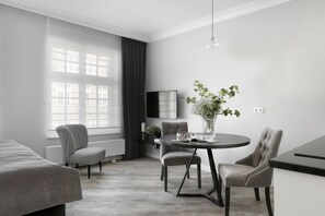 豪華  公寓 (Gray 15) | 客房內保險箱、獨特裝潢、布置獨特、書桌