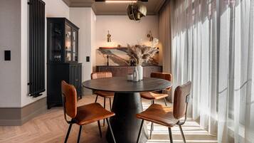 Exclusive-Apartment (Chmielna 110B) | Zimmersafe, individuell dekoriert, individuell eingerichtet